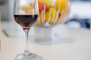 グラスに注がれた赤ワイン