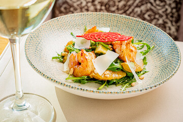 salad with shrimps and white wine