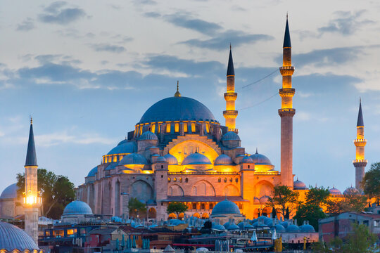 イスタンブールの夕暮れ時のアヤソフィア・モスク