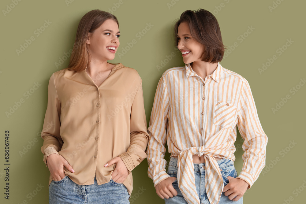 Wall mural Female friends on green background