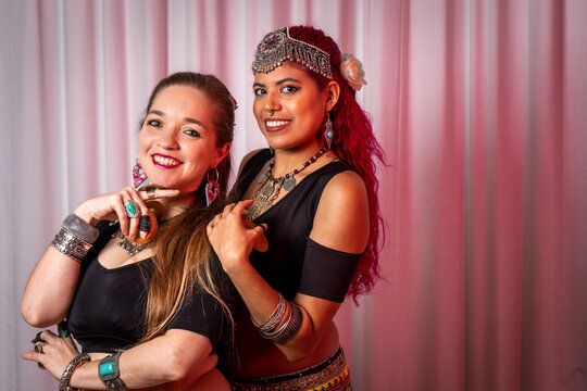 Profesionales de la Danza Tribal posando juntas en un retrato