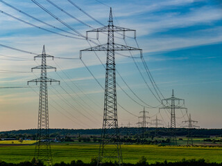 Strommasten einer &Uuml;berlandleitung und Wolkenhimmel