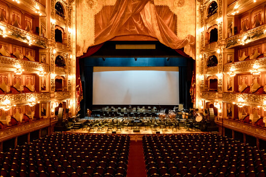 Vista frontal del escenaio del Teatro Colon, en la Ciudad de Buenos Aires, Argentina