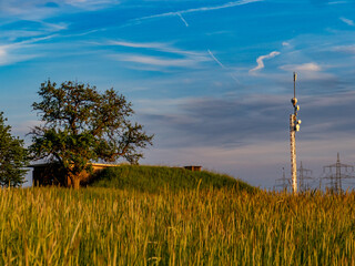 Sendemast und Wasserreservoir