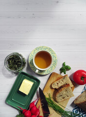 Widok z góry na biały drewniany stół zastawiony produktami śniadaniowymi © KJP Photography