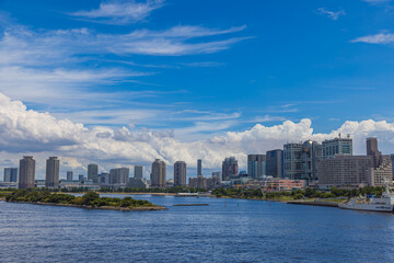 Naklejka premium おがさわら丸から望む都市風景