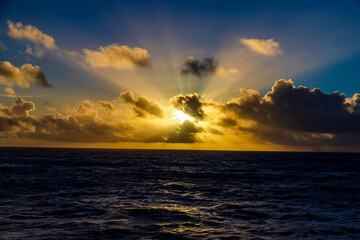 小笠原諸島　海に沈む夕日
