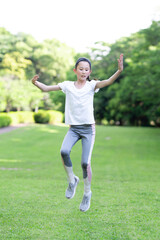 運動をする少女