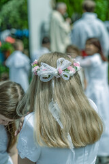 Pierwsza komunia święta, dziewczynka z wiankiem na głowie © Mariusz