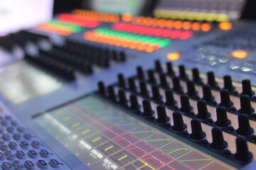 Áudio Digital - Tecnologia em áudio - faders - VUs 
