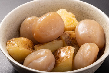 新じゃがいもと玉こんにゃくの旨辛煮