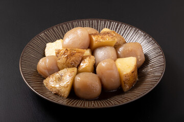 新じゃがいもと玉こんにゃくの旨辛煮