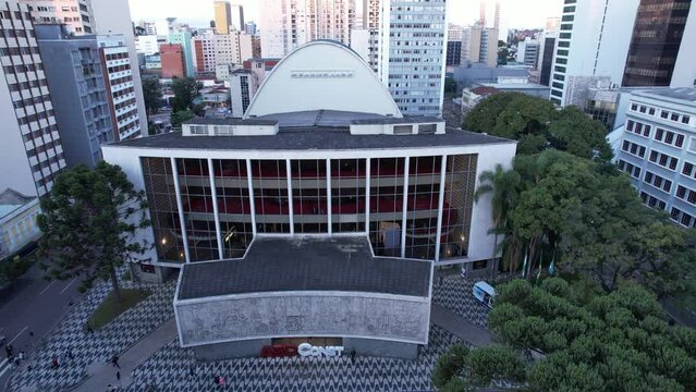 Drone teatro gua&iacute;ra em Curitiba. Imagem a&eacute;rea do principal  teatro da capial do paran&aacute;. Drone Paran&aacute;. Drone Curitiba. 