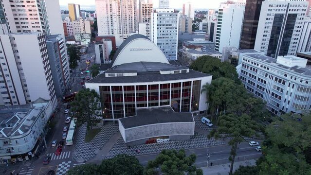Drone teatro gua&iacute;ra em Curitiba. Imagem a&eacute;rea do principal  teatro da capial do paran&aacute;. Drone Paran&aacute;. Drone Curitiba. 