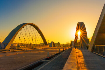 Obraz premium Sunset Glow Through the 6th Street Bridge in Los Angeles