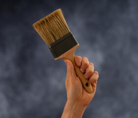Hand mit Pinsel