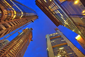 Fototapeta premium Hochhaesuer und Baustelle in Frankfurt, nachts