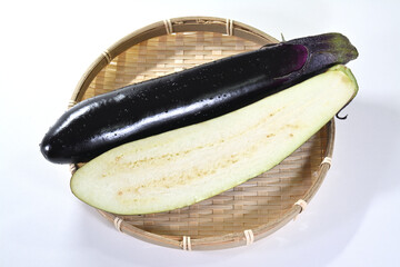 竹ざるに置いた長茄子 半分にカット 断面