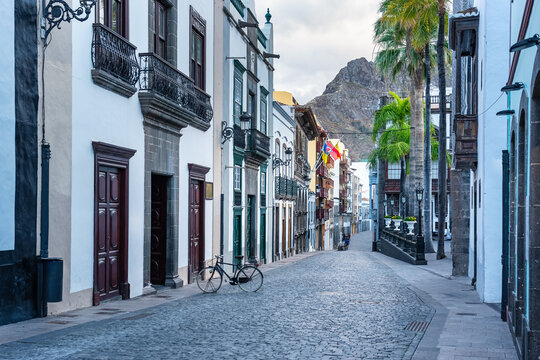 Fototapeta Picturesque streets with colorful buildings and views of the great mountain in the background, Santa Cruz de la Palma, Canary Islands.