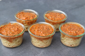 Spaghetti im Glas überbacken.