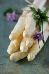 Closeup Bund weißer Spargel mit Schnittlauch