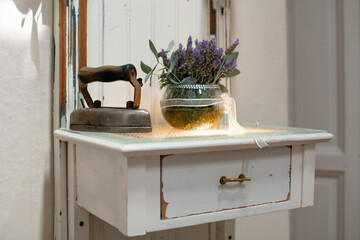 Plancha vintage y florero con lavandas, decoración en mesa antigua
