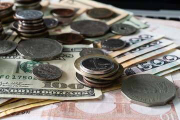 View of the various coins on the various banknotes