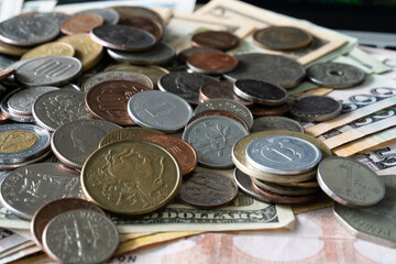 View of the various coins on the various banknotes