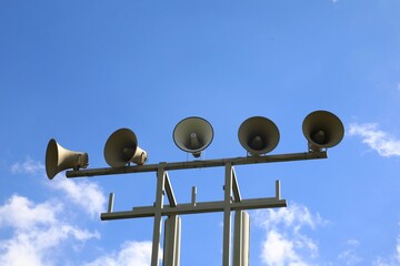 Outdoor directional speakers for audio notifications