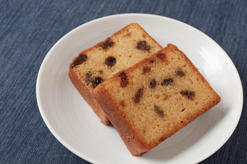 白い皿にのったパウンドケーキ