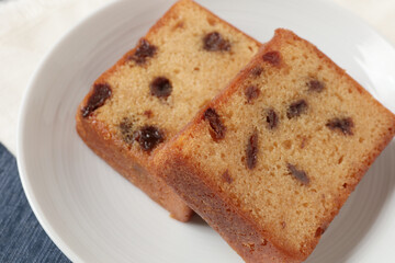 白い皿にのったパウンドケーキ