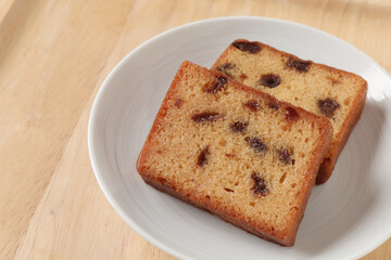 白い皿にのったパウンドケーキ