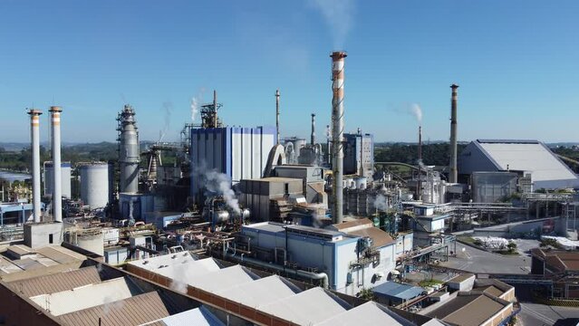 Vis&atilde;o a&eacute;rea de uma planta industrial de uma f&aacute;brica de papel e celulos em Suzano, SP, Brasil