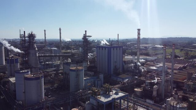 Vis&atilde;o a&eacute;rea de chamin&eacute;s e equipamentos soltando vapores e poluentes em uma ind&uacute;stria de papel e celulose em suzano, s&atilde;o paulo, brasil