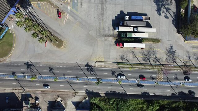 Tr&acirc;nsito de ve&iacute;culos e caminh&otilde;es em uma cidade no brasil