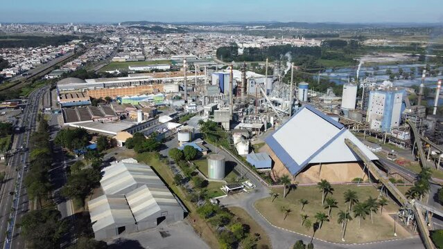 Vis&atilde;o a&eacute;rea drone 4 de uma planta industrial de uma f&aacute;brica de papel e celulose na cidade de Suzano, S&atilde;o Paulo, Brasil