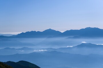 千畳敷カールで見た雲海と青い山並みのコラボ情景