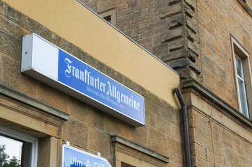 Obraz premium 「フランクフルター・アルゲマイネ」とドイツの新聞社が書かれた看板