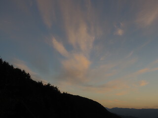 Obraz premium 朝日差す山の上からの景色