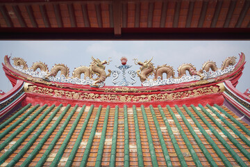 The roof of a Chinese temple has a beautiful dragon pattern.