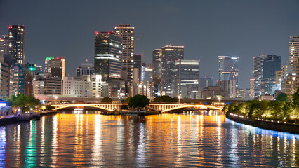 Obraz premium 川沿いの街のネオン