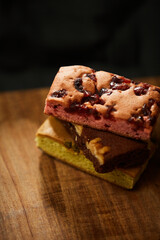 木の皿に置かれた焼き菓子