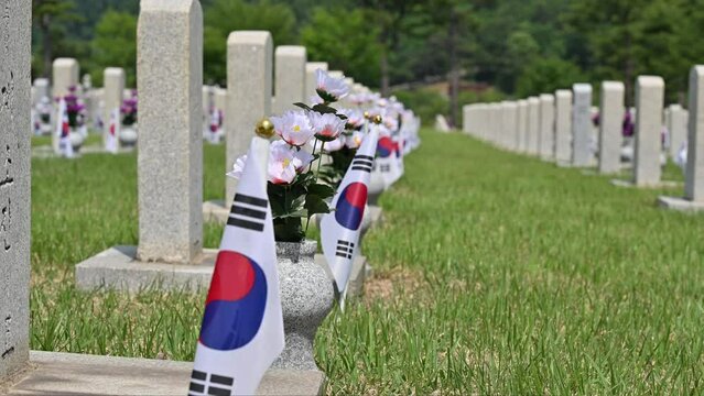 바람에 흔들리는 국립서울현충원 묘역의 태극기들