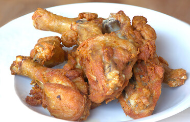 Fried chicken legs, a food that is easy to make, delicious and economical.