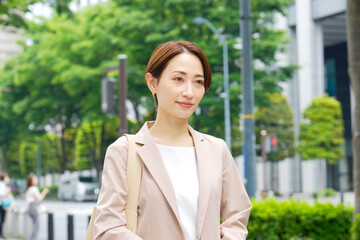 外を歩くビジネスウーマン