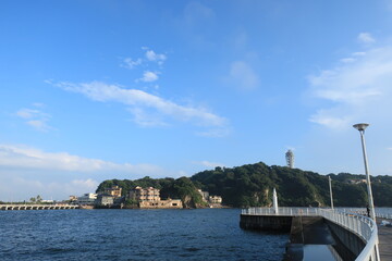 夏の雨上がりの片瀬西浜海岸のウッドデッキ風景