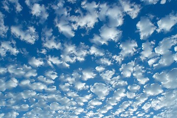 Obraz premium A beautiful sky with clouds and blue sky.
