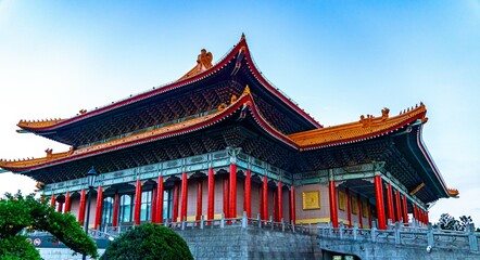 Obraz premium A large red and gold building with a red roof