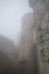 Fototapeta premium Foggy weather with a tall building in the background