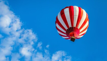 Obraz premium Breathtaking Red and White Hot Air Balloon Soaring Over Budapest's Blue Sky - Stunning Photo Capture
